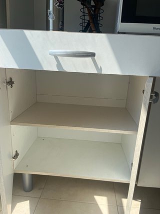 Mueble de cocina blanco y plateado