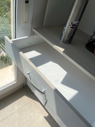 Mueble de cocina blanco y plateado