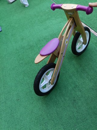 Bicicleta infantil madera y púrpura
