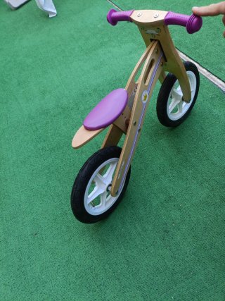 Bicicleta infantil madera y púrpura