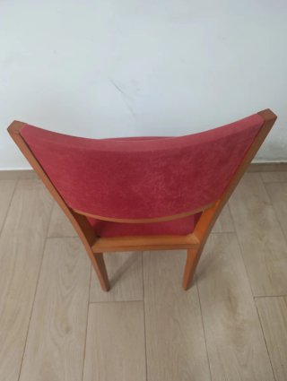 Silla de madera con asiento y respaldo rojo