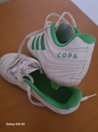 Botas de fútbol blancas y verdes
