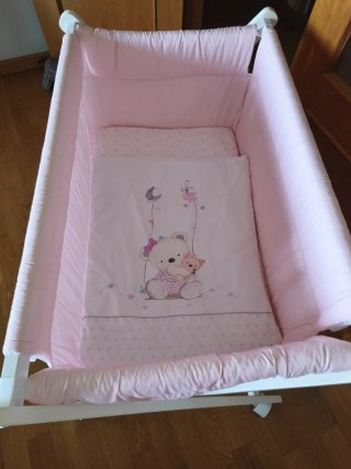Minicuna rosa con ruedas