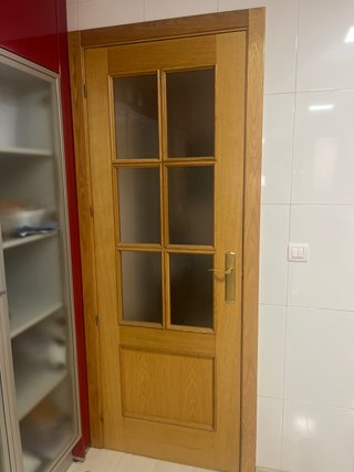 Puerta de madera con cristal