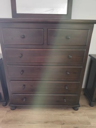Cómoda, mesitas y cabecero de madera