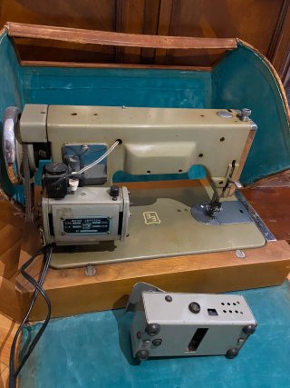 Máquina de coser antigua SIGMA