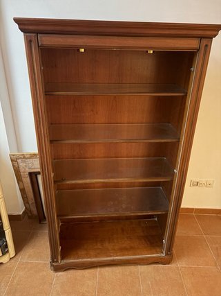 Vitrina de madera y cristal