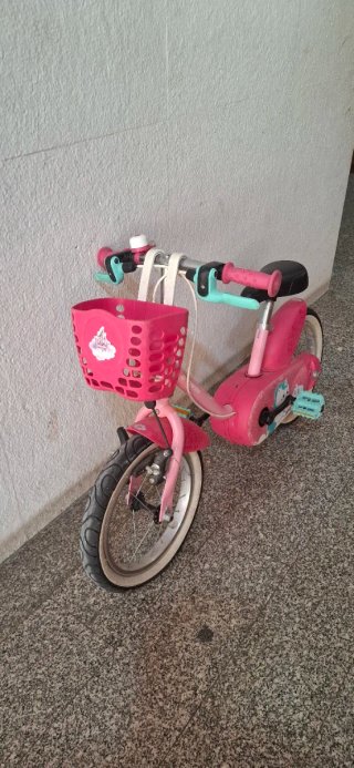 Bicicleta infantil rosa con cesta
