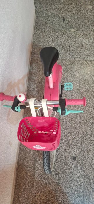 Bicicleta infantil rosa con cesta