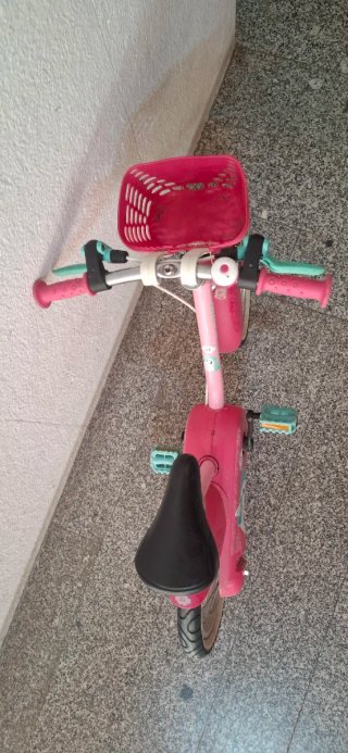 Bicicleta infantil rosa con cesta