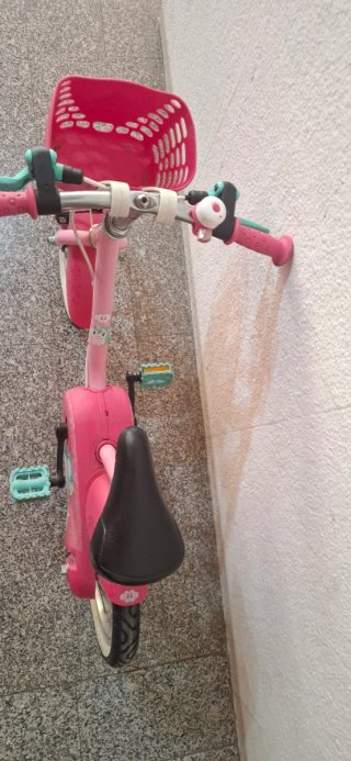 Bicicleta infantil rosa con cesta