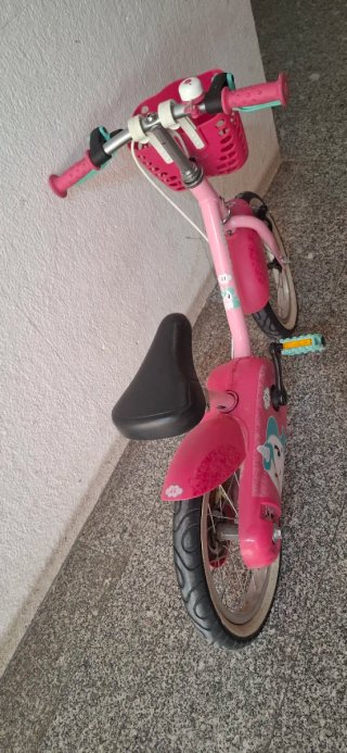 Bicicleta infantil rosa con cesta