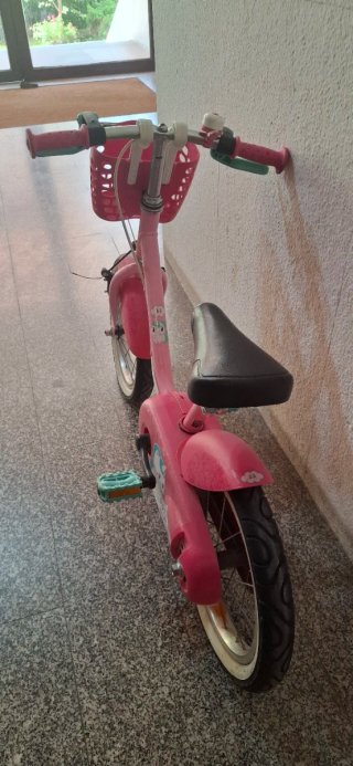 Bicicleta infantil rosa con cesta