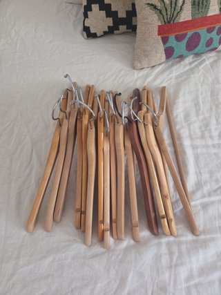 Lote 17 Perchas Madera y Metal
