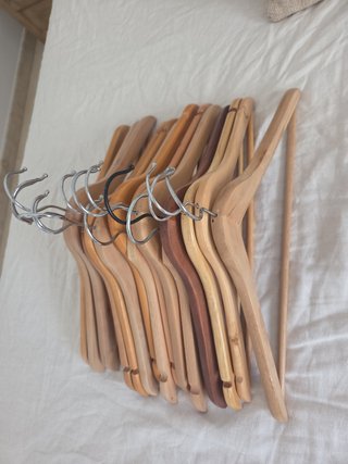 Lote 17 Perchas Madera y Metal