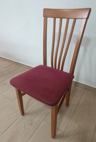 Silla de madera con asiento de terciopelo