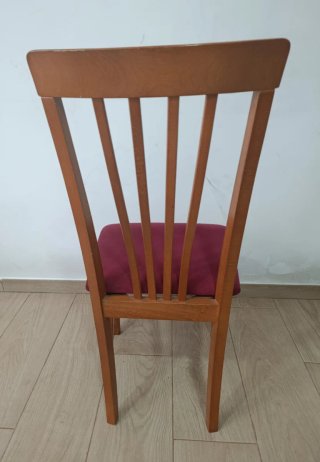 Silla de madera con asiento de terciopelo
