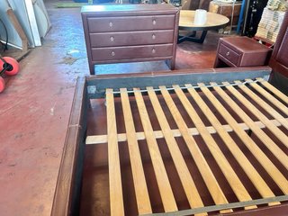 Dormitorio completo: cama, mesita y cómoda de 150