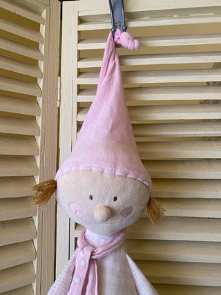 Muñeca de trapo rosa con bufanda