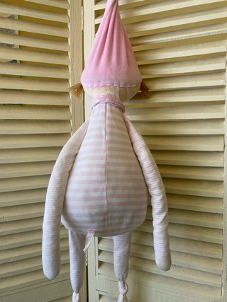 Muñeca de trapo rosa con bufanda