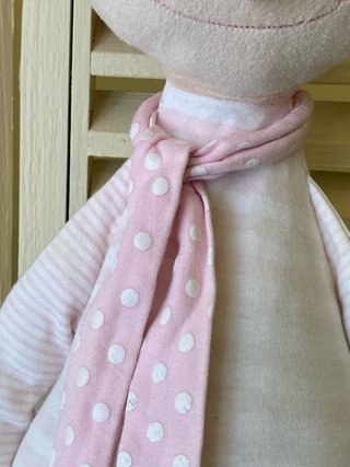 Muñeca de trapo rosa con bufanda