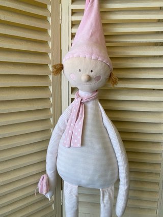 Muñeca de trapo rosa con bufanda