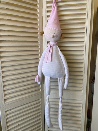 Muñeca de trapo rosa con bufanda