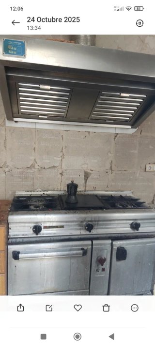 Cocina industrial con campana extractora