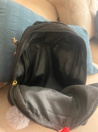 Mochila Negra con Detalles Dorados