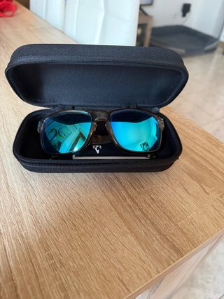 Gafas de sol marrones y azules