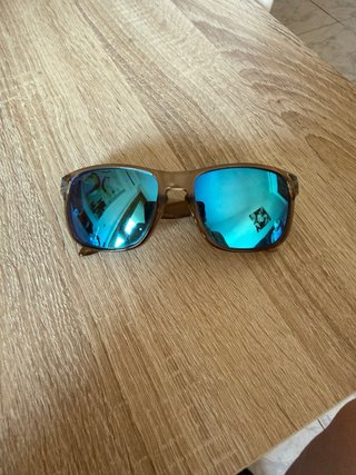 Gafas de sol marrones y azules