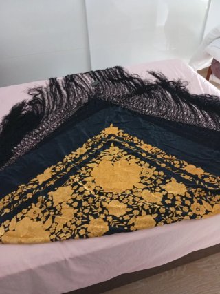 Mantón de Manila Negro y Dorado