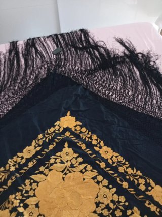 Mantón de Manila Negro y Dorado