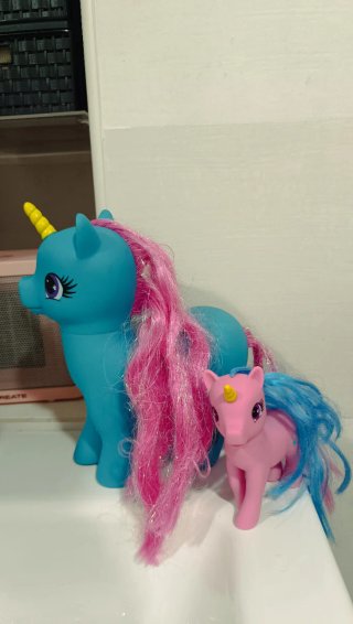 Juguetes unicornio azul y rosa