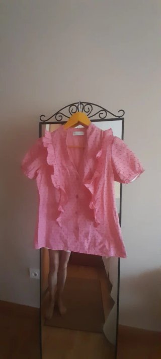 Camisa rosa con volantes y lunares