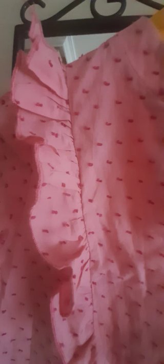 Camisa rosa con volantes y lunares