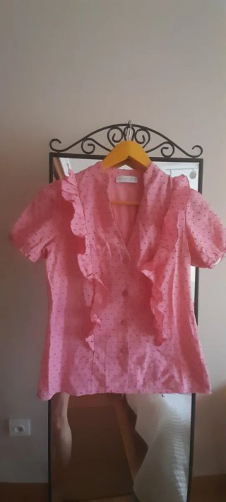 Camisa rosa con volantes y lunares
