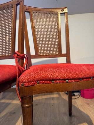 4 Sillas de Nogal con Asiento Rojo