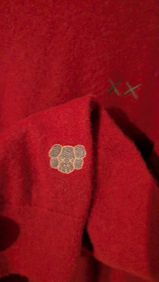 Jersey Uniqlo x Kaws Cashmere Rojo