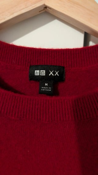 Jersey Uniqlo x Kaws Cashmere Rojo