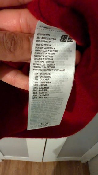 Jersey Uniqlo x Kaws Cashmere Rojo