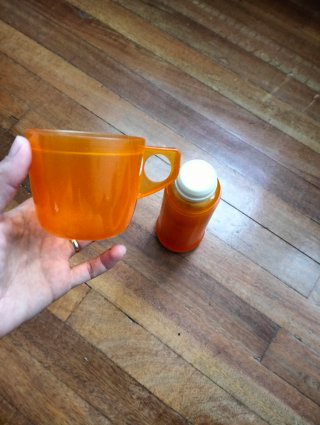 Termo vintage ámbar con taza
