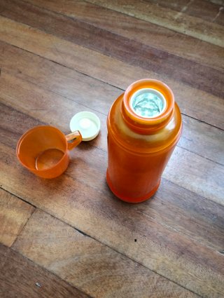 Termo vintage ámbar con taza