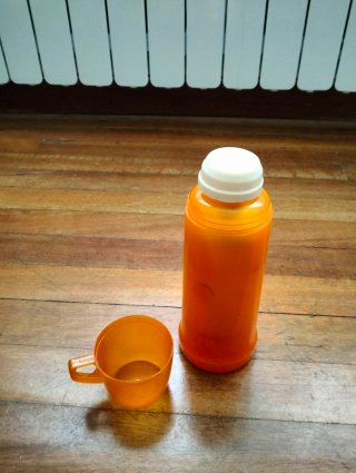 Termo vintage ámbar con taza