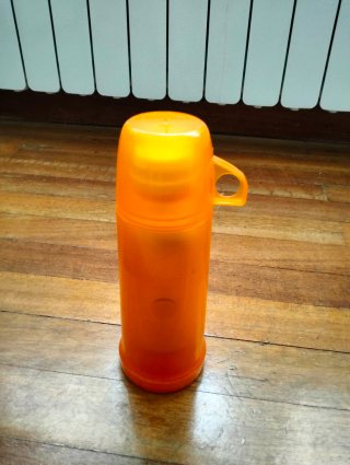 Termo vintage ámbar con taza