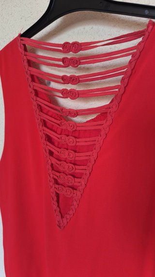 Top rojo fluido con espalda semiabierta
