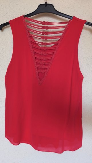 Top rojo fluido con espalda semiabierta