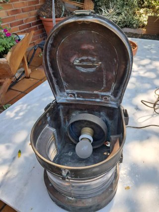 Farol antiguo de barco