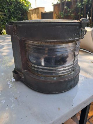 Farol antiguo de barco