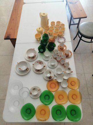 Tazas y platos de cerámica y cristal